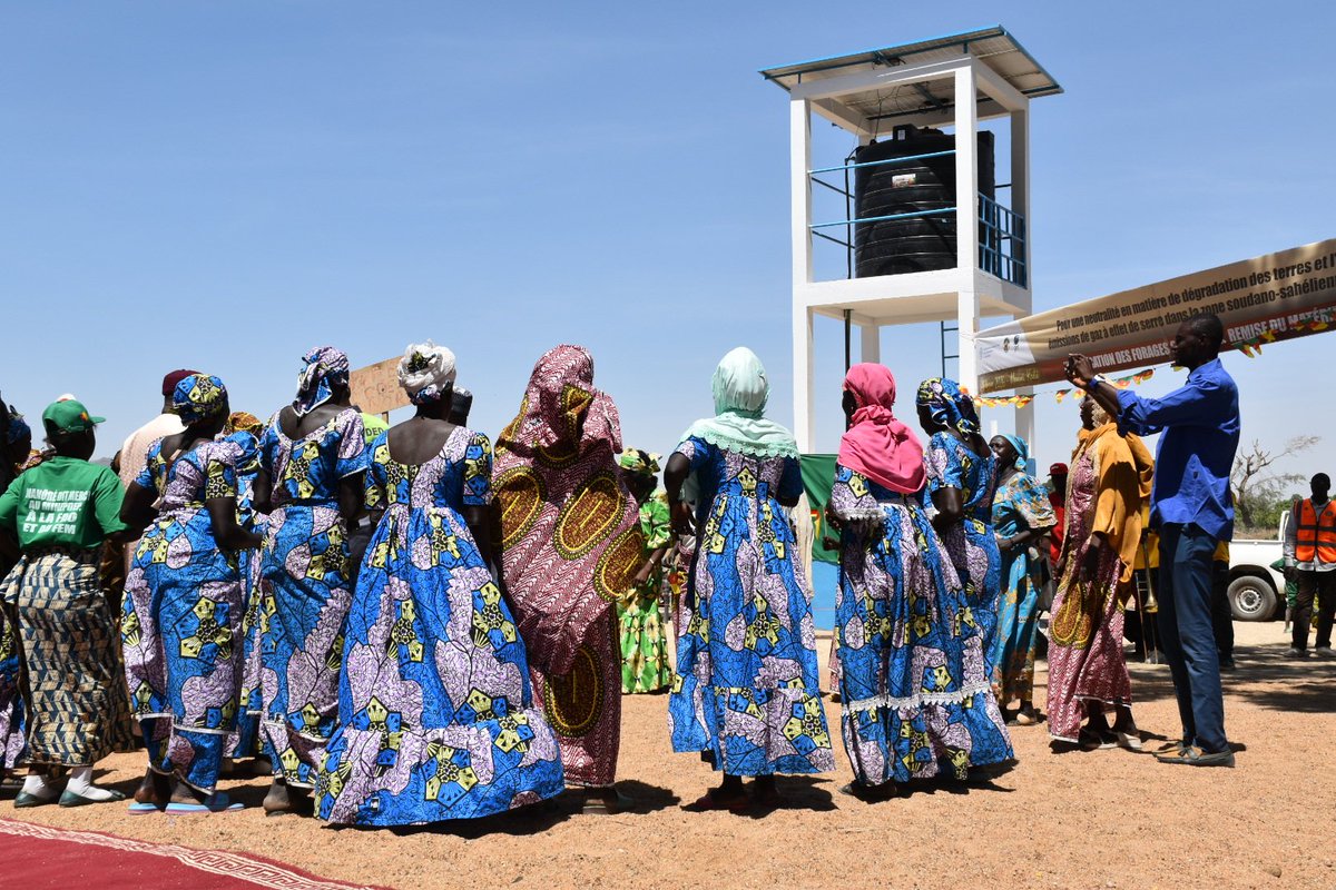 FAOCameroun's tweet photo. Au-delà de l’eau, la remise de matériel agricole soutient directement les organisations de producteurs, notamment de riz et d’oignons du Nord et l'Extrême-Nord.
Des outils plus adaptés pour mieux produire,mieux s’organiser et renforcer la résilience des communautés rurales.🌾🧅🤝 https://t.co/XQaxY10bX4