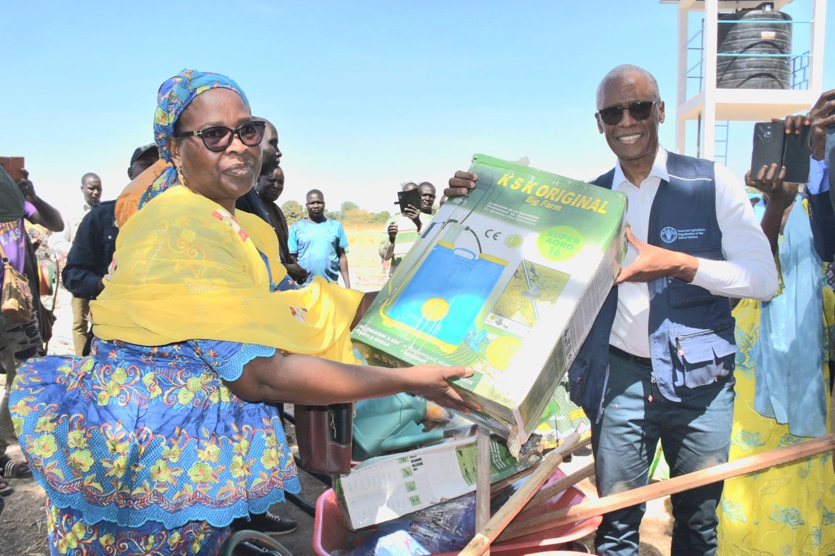 FAOCameroun's tweet photo. Au-delà de l’eau, la remise de matériel agricole soutient directement les organisations de producteurs, notamment de riz et d’oignons du Nord et l'Extrême-Nord.
Des outils plus adaptés pour mieux produire,mieux s’organiser et renforcer la résilience des communautés rurales.🌾🧅🤝 https://t.co/XQaxY10bX4