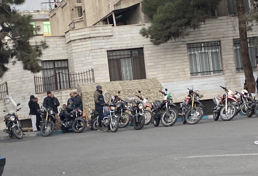 فلاکت نیروهای سرکوب رژیم رو ببینید!

بدبختا پاسگاه ها و پایگاه ها رو تخلیه کردن و اومدن تو میدون و خیابون چادر زدن از ترس 😹

پایان خبر.