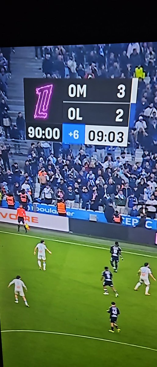 Un joueur lyonnais par terre à la limite de l'arrêt cardio-vasculaire ttes les 5min, des contrôles du bras pas sifflé, un temps additionnel à la limite de la prolongation...

Mais ce matin des gars sains d'esprit te parlent d'un arbitrage favorable à l'OM 🙃🤡