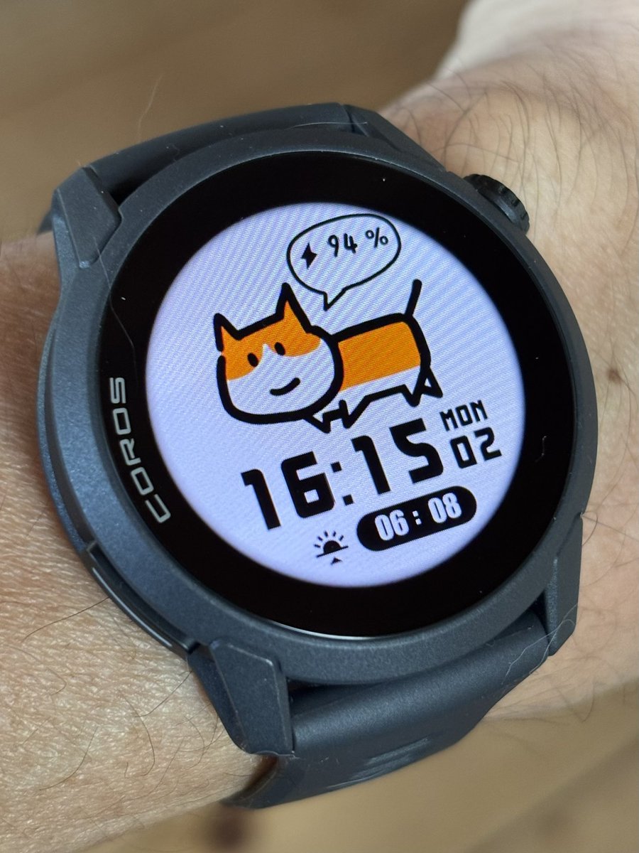 kakusuke's tweet photo. そいえばトマを抱っこしてる時にポチってしまった、新しいランニングウォッチ届いた

#coros
#pace4 https://t.co/aKWE3zA40h