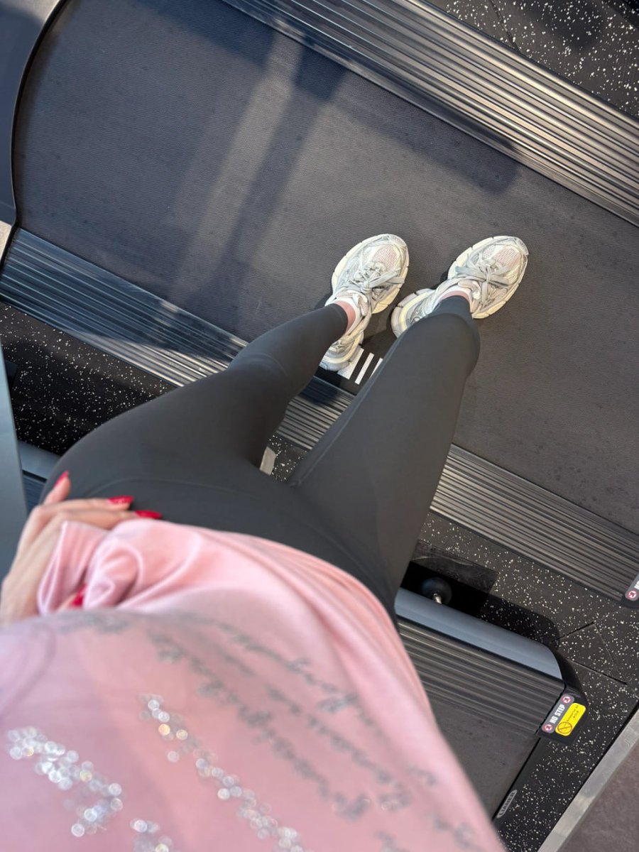 olivia092smith's tweet photo. Currently at the gym pushing my limits! I believe that greatness starts at the end of your comfort zone. Sweat now, shine later, and never let excuses stop your progress. 💪 https://t.co/cLu1fuKfke