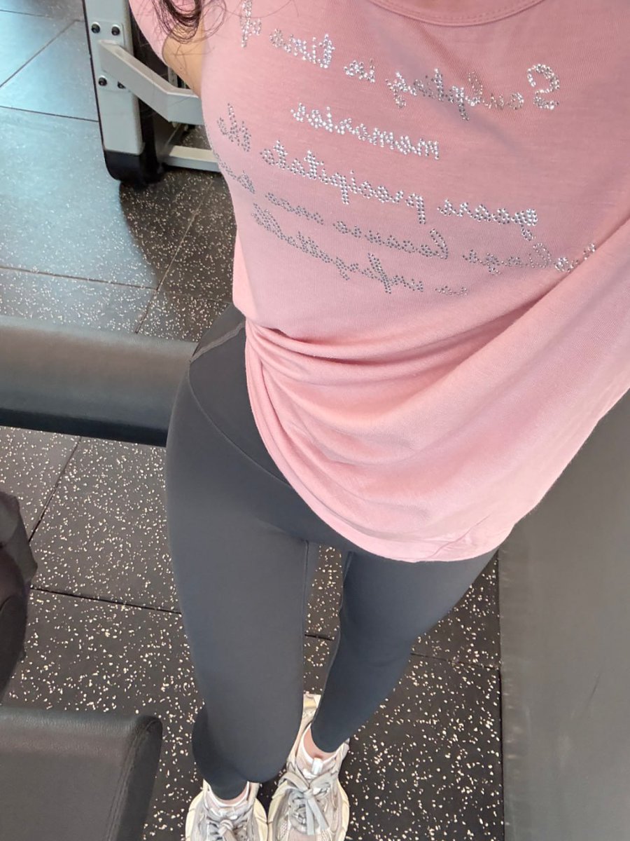 olivia092smith's tweet photo. Currently at the gym pushing my limits! I believe that greatness starts at the end of your comfort zone. Sweat now, shine later, and never let excuses stop your progress. 💪 https://t.co/cLu1fuKfke