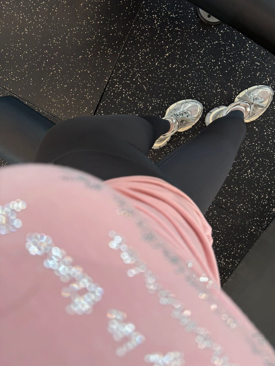 olivia092smith's tweet photo. Currently at the gym pushing my limits! I believe that greatness starts at the end of your comfort zone. Sweat now, shine later, and never let excuses stop your progress. 💪 https://t.co/cLu1fuKfke