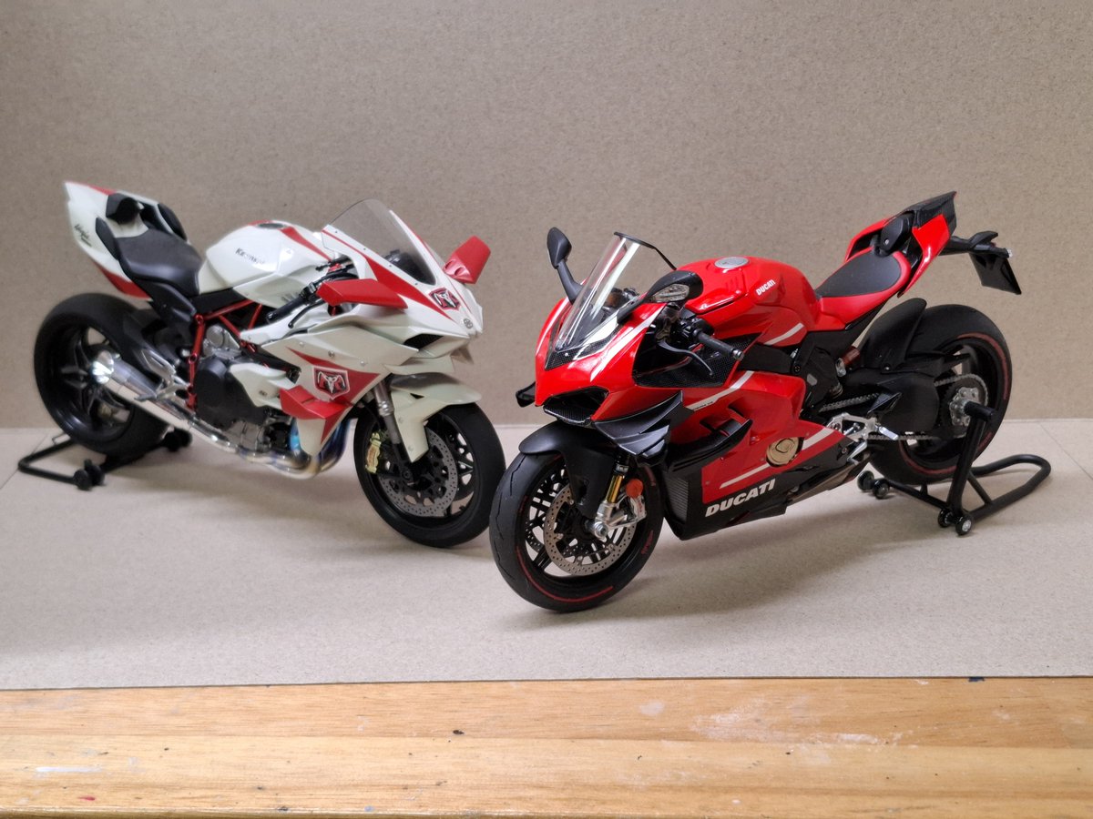 akinokoro's tweet photo. 今年に入っての完成品
DUCATI　レッジェーラと
スカイライン　R30　鉄仮面
表面仕上げはどちらも研ぎ出し無しの吹きっぱなし。
スカイラインはガラス内にゴミが目立つけど
ボディとシャーシ接着してるからもう拭き取れない。 https://t.co/f82iqaOgCL