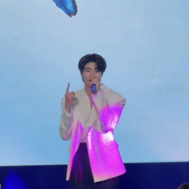 ชอบมาก คุณBAชื่อบลู โปรดักส์สีบลู ธีมงานสีบลู แต่ตอนร้อง ygmb🦋 ยิงแสงสีม่วง 555555555 ไม่ลืมที่จะม่วงงงล์ #SEKKISEIxBlue