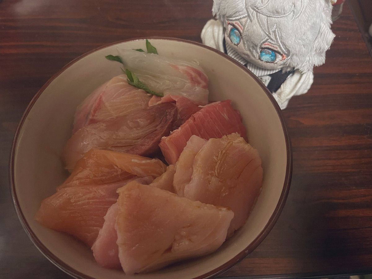 マグロ丼
切り身が本当に大きすぎる