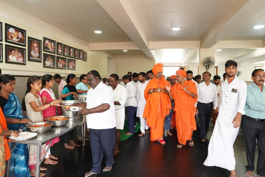 mugalkhodjidaga's tweet photo. Poojyashri today visited Koppal Gavimath, where he viewed the free school infrastructure, hostel, dasoha facilities, campus, and had a comprehensive interaction with Gavi Shri regarding education and other social developments.

#koppa  #Gavimath l #mugalkhodjidagamath https://t.co/tmeBdHyyhf