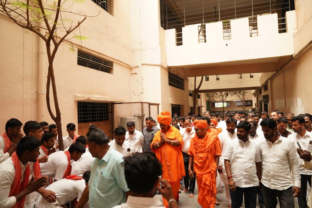 mugalkhodjidaga's tweet photo. Poojyashri today visited Koppal Gavimath, where he viewed the free school infrastructure, hostel, dasoha facilities, campus, and had a comprehensive interaction with Gavi Shri regarding education and other social developments.

#koppa  #Gavimath l #mugalkhodjidagamath https://t.co/tmeBdHyyhf