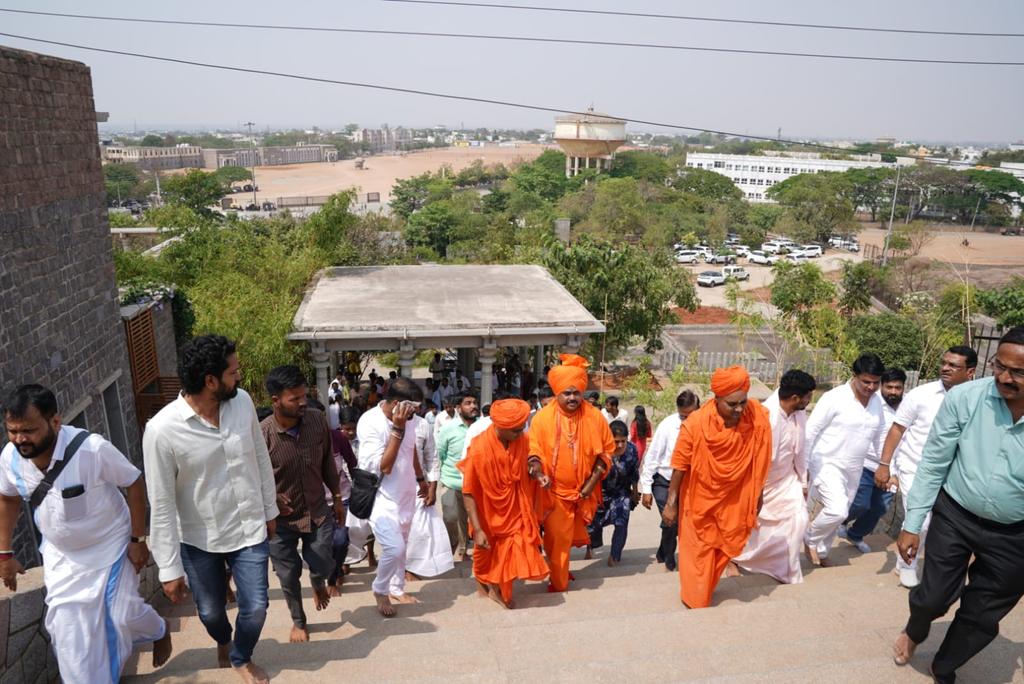 mugalkhodjidaga's tweet photo. Poojyashri today visited Koppal Gavimath, where he viewed the free school infrastructure, hostel, dasoha facilities, campus, and had a comprehensive interaction with Gavi Shri regarding education and other social developments.

#koppa  #Gavimath l #mugalkhodjidagamath https://t.co/tmeBdHyyhf