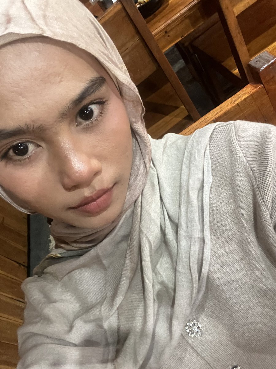 ____lhc's tweet photo. not my usual kind of make up https://t.co/wlxXxM4QHI