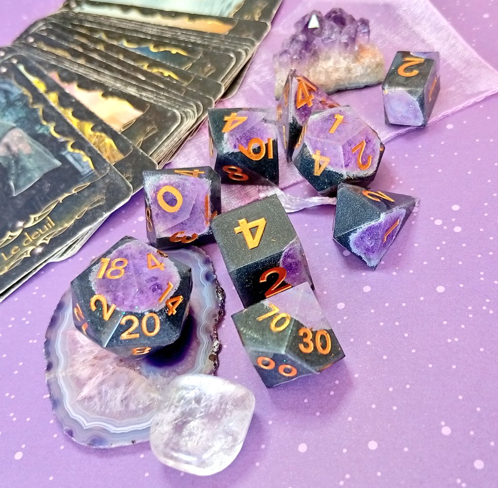 Set de dés - Géodes d'améthyste ✨

A vendre ! 

🤍💬🔄