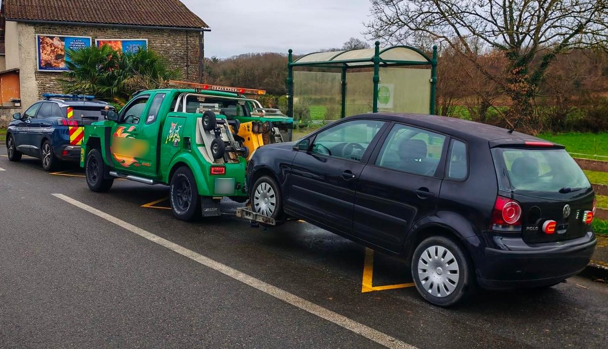 Gendarmerie's tweet photo. #FastAndFourrière 🚗 À 17 ans, il perd son permis 7 jours après l'avoir obtenu ! 😰
Dans les #PyrénéesAtlantiques, les #gendarmes du peloton motorisé d’Artix ont intercepté un conducteur à 138 km/h au lieu de 80.
➡️ Permis suspendu 🪪
➡️ Véhicule mis en fourrière 🚘 https://t.co/22qx1F7m2d