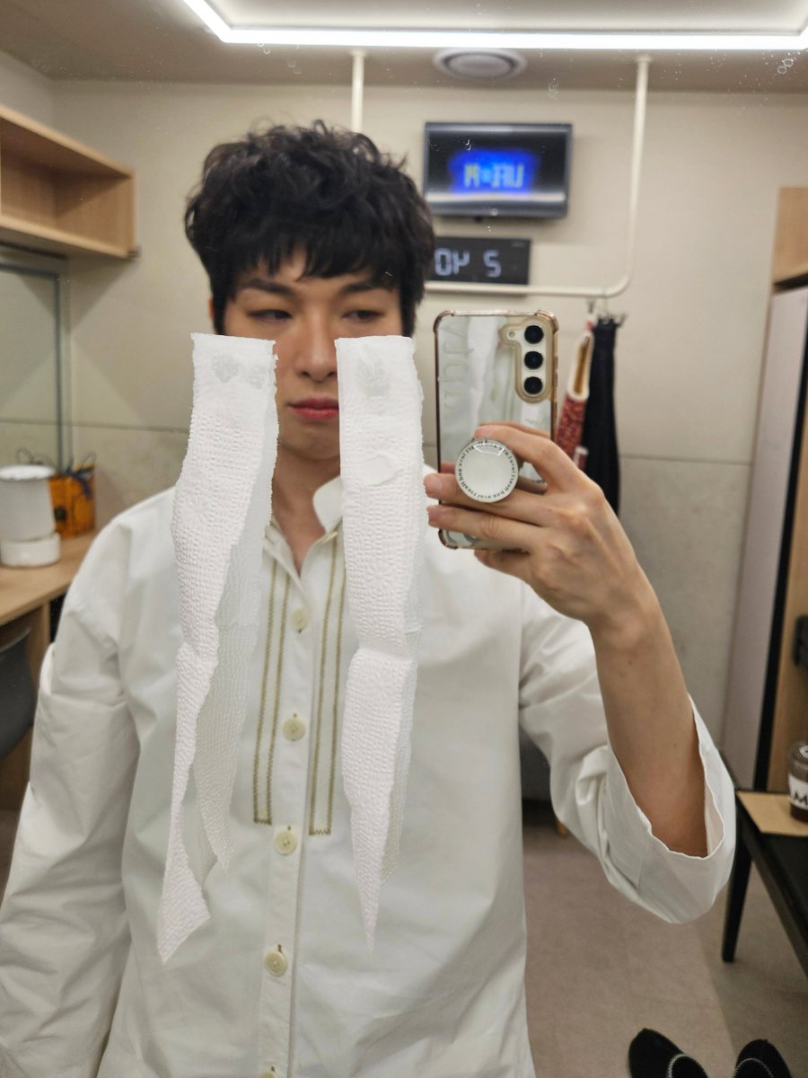 byHOMOVIATOR's tweet photo. 조2시티,
마지막으로.. 가기 전에 질문이 있어요. 
눈물휴지 사진 2개를 올렸잖아요. 
두 사진 모두 서울 공연은 끝났고, 휴지는 울어써요.
둘 중 어느 눈물휴지가 더 좋으신가요? 
거울에서 우는 휴지인가요~ 아니면 신발에서 우는 휴지인가요? https://t.co/WR1K0yJ22s
