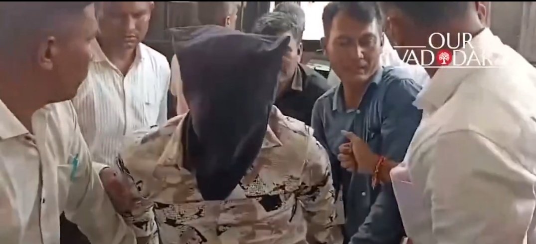 In Baroda, Gujarat, three Mu$lim boys gang-raped a 16-year-old Hindu girl.

 The girl was returning home after watching Garba when the Mu$lim t€rrorists r@ped her.

The names of the three Muslim accused are:
1) Moh@mmad Munna Abbas
2) Moh@mmad Aftab
3) Moh@mmad Shahruk Ali

The