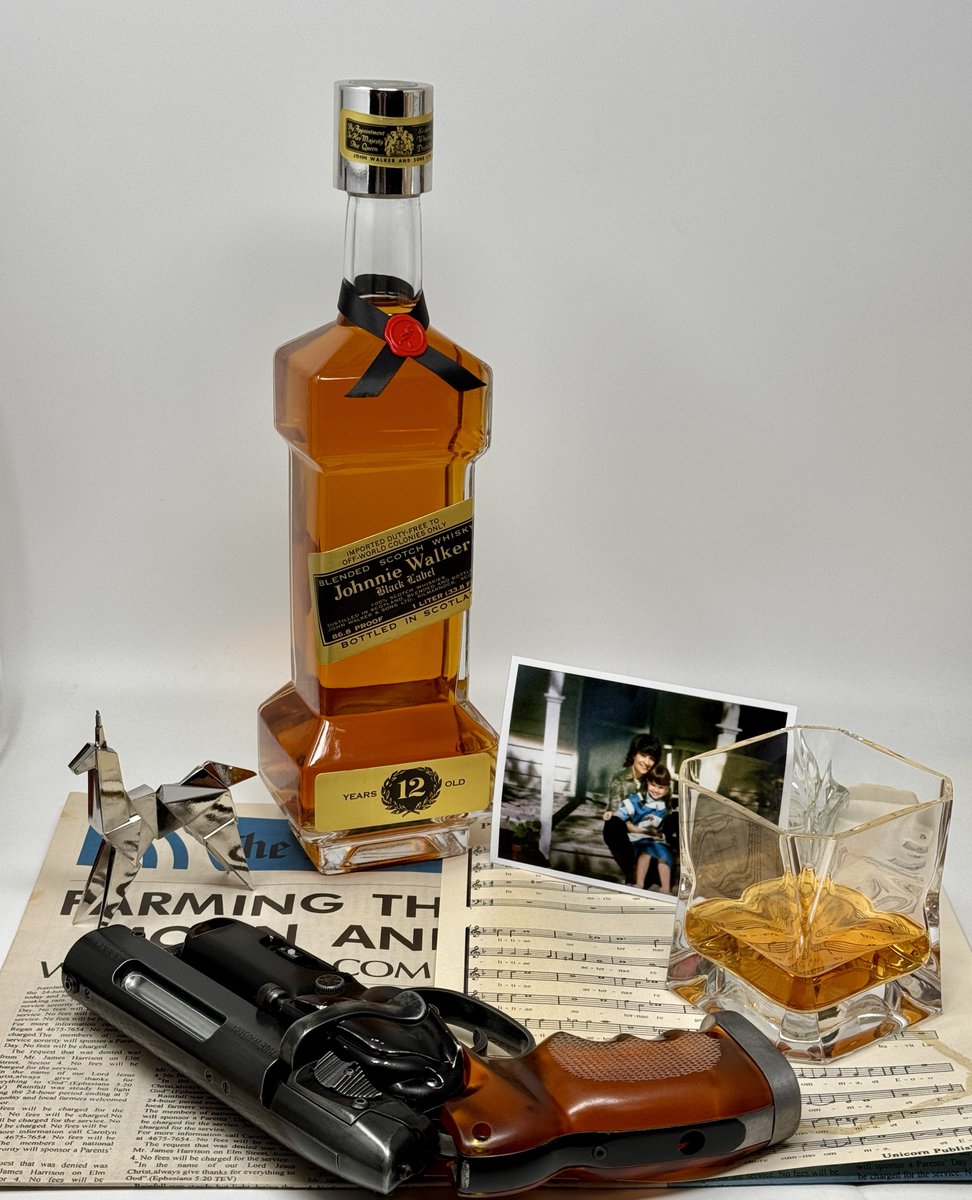 MARINES1911's tweet image. ブレードランナーのデッカードグラスに
このボトルから注いで飲めるのは最高！
#ブレードランナー #BladeRunner