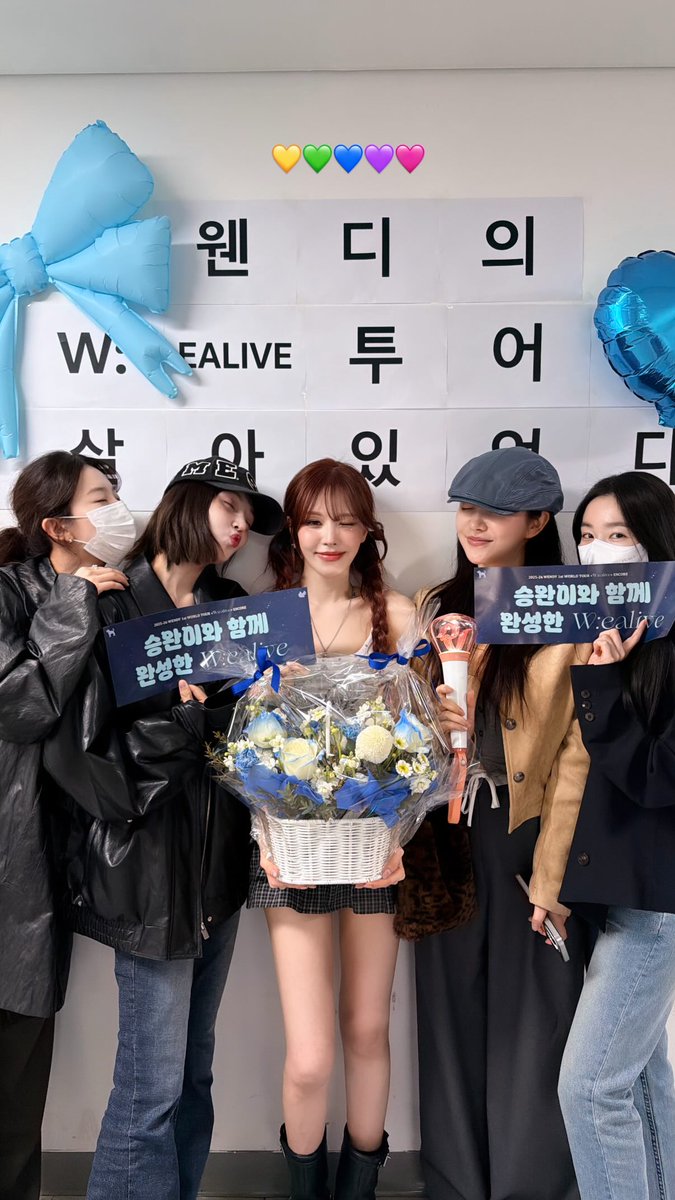 k_popstory's tweet photo. Knetz are going crazy over Red Velvet’s first full-group photo in a while. https://t.co/8VtNhlqK1S https://t.co/NsNeCOkPMw