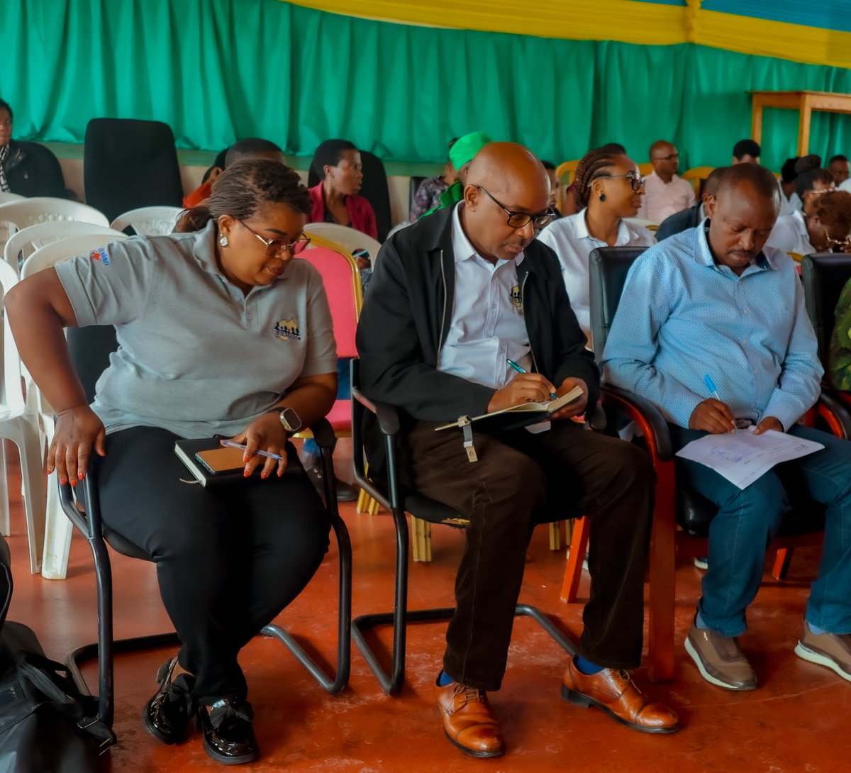 MusanzeDistrict's tweet image. Nonaha, Umuyobozi w'Akarere @NsengClaudien ari kumwe na Visi Meya ushinzwe imibereho myiza y'abaturage @TheoKayiranga ayoboye inama y'igihembwe cya Gatatu ya #DPEM&amp;amp;CD, igamije gufata ingamba zo kurwanya igwingira n'imirire mibi no kurushaho kwita ku mikurire y'umwana.