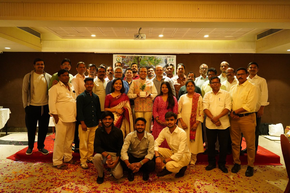 ShahraDinesh's tweet image. Birthdays remind us of time, Holi reminds us of timelessness.
Grateful for a team that keeps both alive — laughter, learning, and life itself. 🌈🙏
#Holi2026 #Gratitude #TeamCelebration