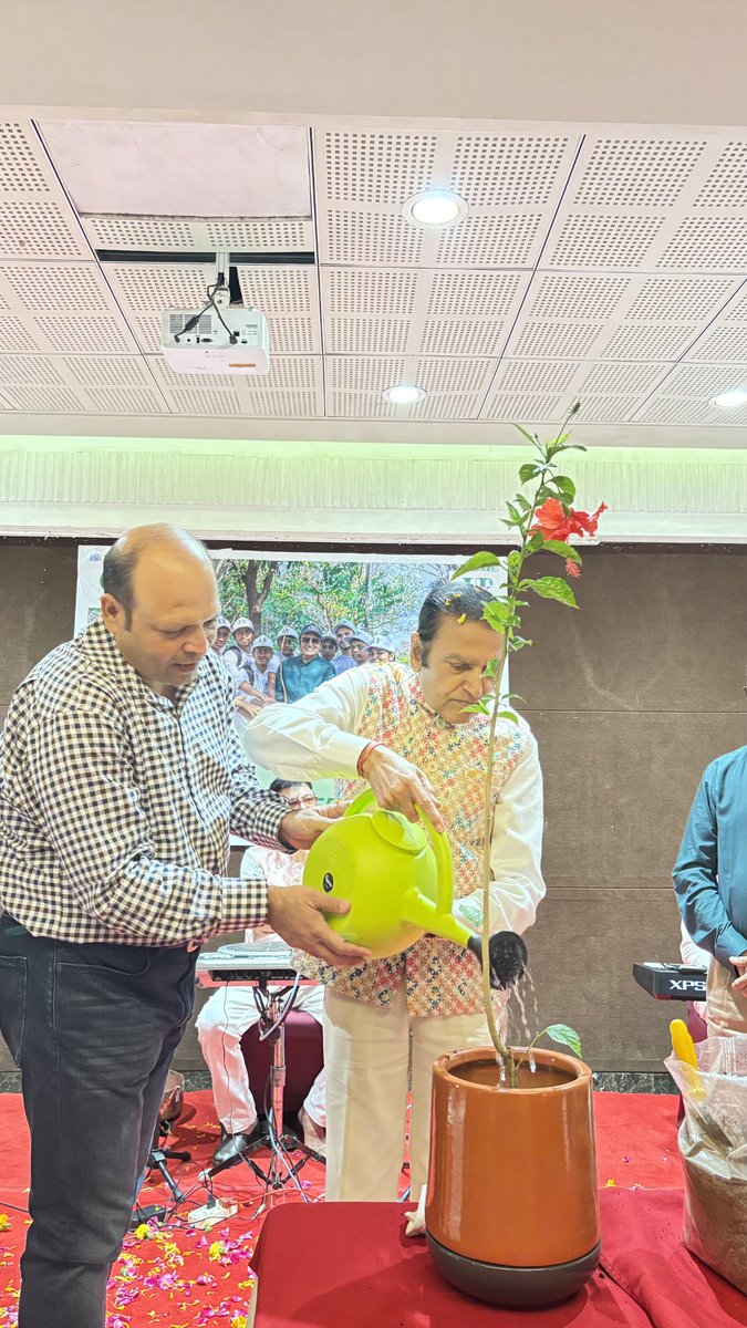 ShahraDinesh's tweet image. Birthdays remind us of time, Holi reminds us of timelessness.
Grateful for a team that keeps both alive — laughter, learning, and life itself. 🌈🙏
#Holi2026 #Gratitude #TeamCelebration