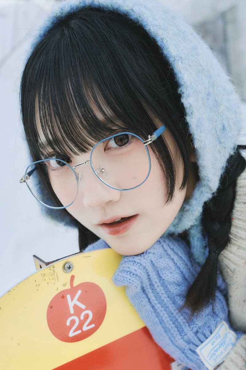 SouAono's tweet photo. 雪と眼鏡の女の子 https://t.co/K5XMR0X5Ed