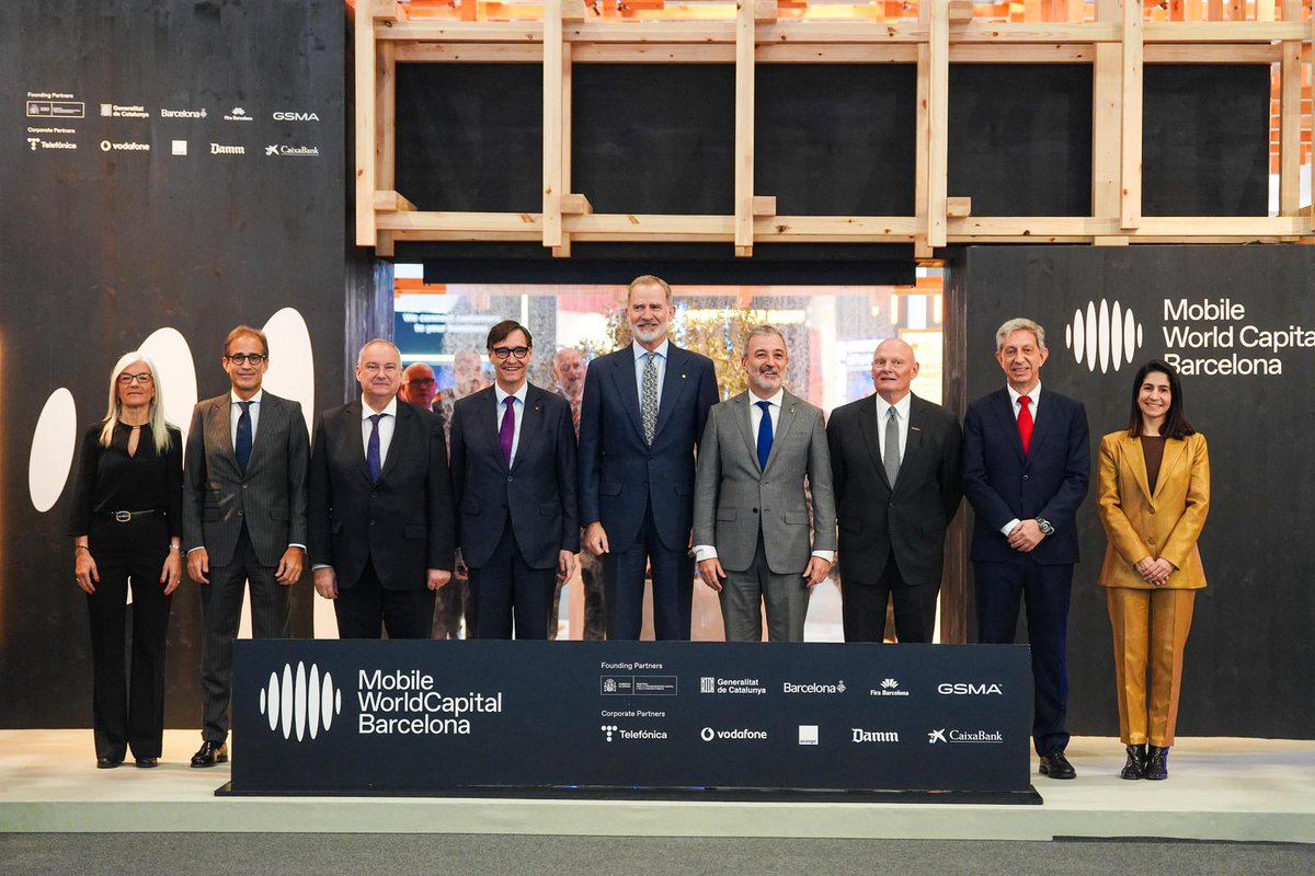 MWCapital's tweet photo. Les màximes autoritats visiten MWCapital en el tour institucional.
 
SM el Rei i les institucions recorren el #MWC26, reafirmant el suport al nostre ecosistema digital i tecnològic. https://t.co/riTh9AIQSE