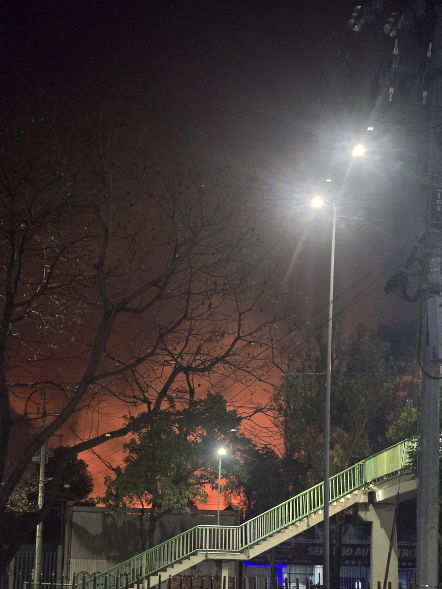 codigoinforma's tweet photo. Amigo lector, si usted pensaba que #Iran había atacado #Cuemanco con un misil y por eso Xochimilco, Tlalpan y Coapa apestaba a quemado, nooo, es que alguien quemó nuevamente la ciénaga y a pesar de haber llamado a los bomberos a las 19:00, estos llegaron hasta que se l s dio la gana!