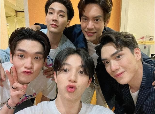 นุมีคำถามค่ะ วง SBFIVE เค้าเปนแวมไพร์กันหรอคะ