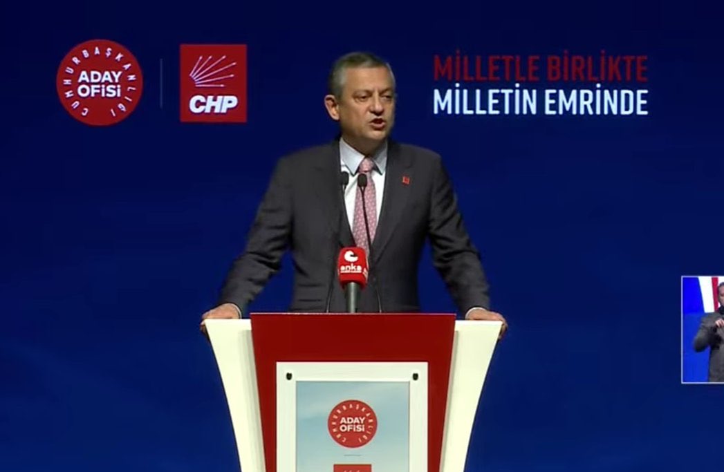 O değil de bütün dünya "Üçüncü Dünya Savaşı mı çıkacak?" diye tartışırken, bölgemiz alev alev yanarken Özgür Özel çıkmış hâlâ seçimden, iktidar değişikliğinden bahsediyor. En ufak bir birlik mesajı vermiyor. 
Hiç tartışmasız dünyanın en işe yaramaz muhalefetine sahibiz.