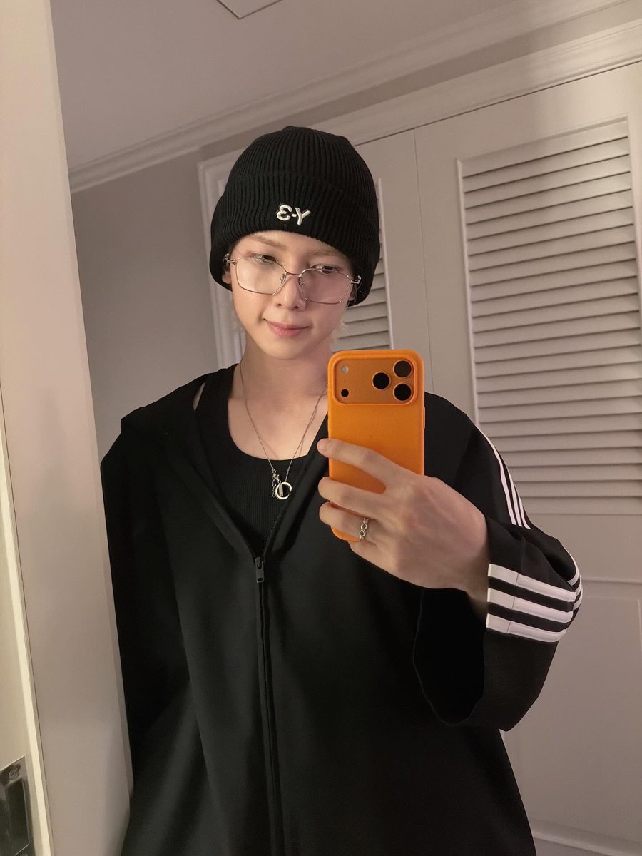 ATEEZ全員がAppleからiPhoneもらったの去年の秋頃だったと思うのだけど、で、サンくんはいつ変えるのかなと思ってたのだけど、ついに17Proに変えたんですか？もらった色たちからそれぞれ好きなの選んだみたいだけどヨサンと同じオレンジにしたの？