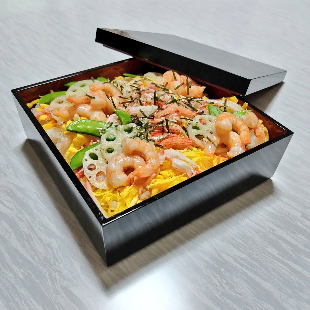 さっき私たち食べたのは小さな重箱に盛りつけてんけど大きな重箱に