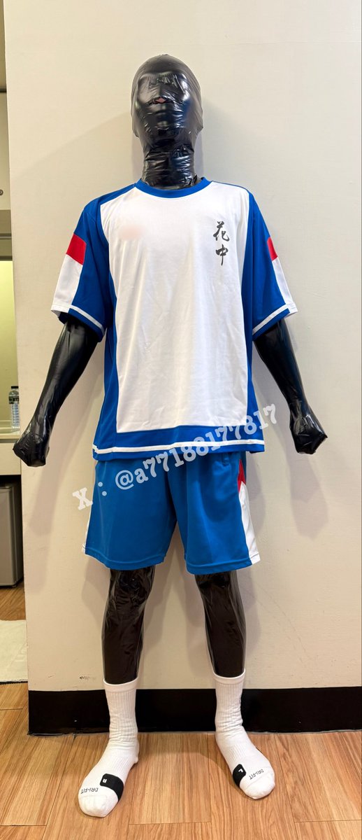 a77188177817's tweet photo. ——————《人偶》——————

又有一位底迪消失在這個世界上
只剩下放在展台的人偶
等待員工為它更換下一件衣服

————————————————
🐶：@YS4546 https://t.co/XrZ6dU5KhH