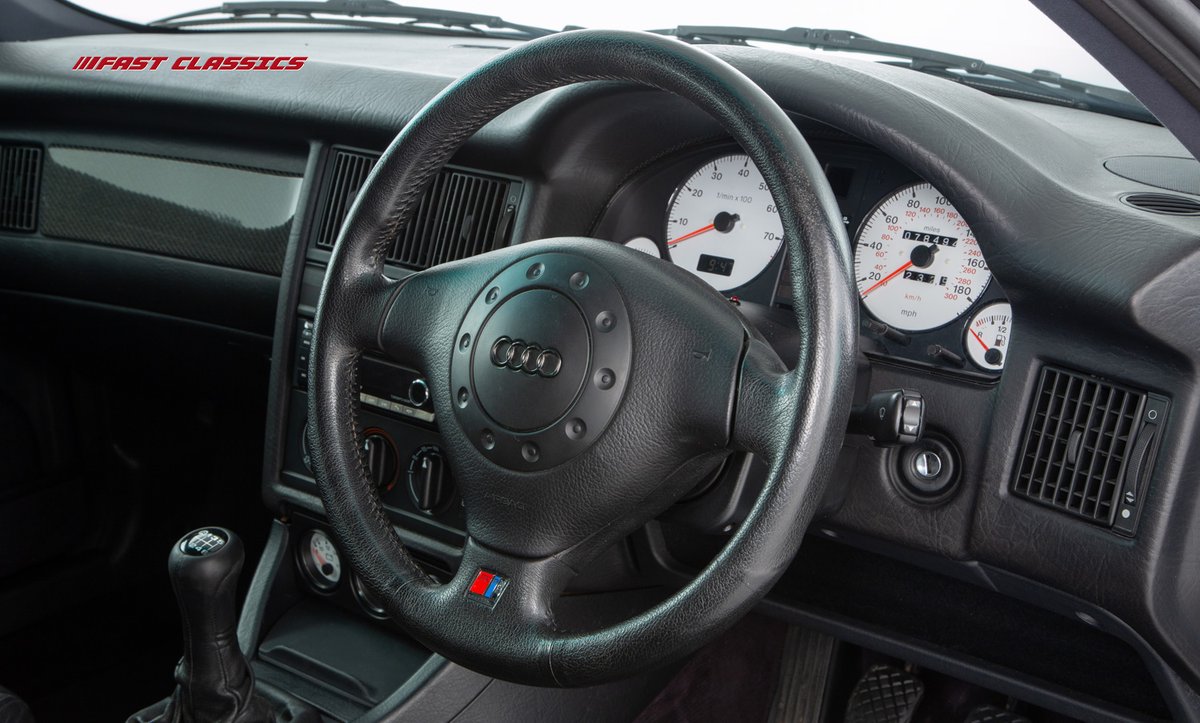 This Audi RS2 cabin is unapologetically 90’s; vertical vents, rectangular head rests, and white dials are pure retro fever. fast-classics.com/cars/audi-rs2-…
