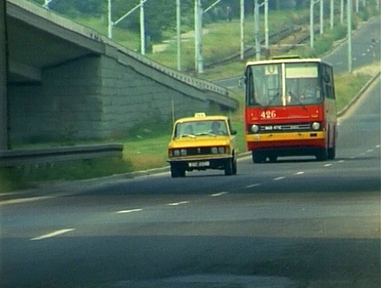 URSYNOW_ORG_PL's tweet photo. Jedzie, pędzi! Pospieszny autobus linii U. Na trasie do Śródmieścia osiągał wyniki podobne do dzisiejszego metra, a jechał przecież aż na Marymont. Nic, tylko gwizdnąć z zachwytem: uuu, to była komunikacja! Chyba, że woleliście jednak linię A?
https://t.co/ZSG0ndR2as https://t.co/yBBsn3gKlb