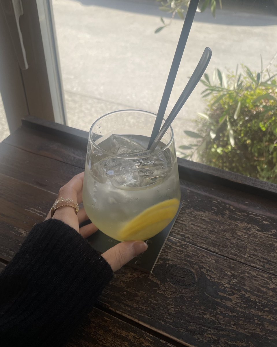 la_mer2002's tweet photo. ここのレモネード、本当に美味しい。
窓際が特等席だよ🍋🍃 https://t.co/T0wSHrP4YW