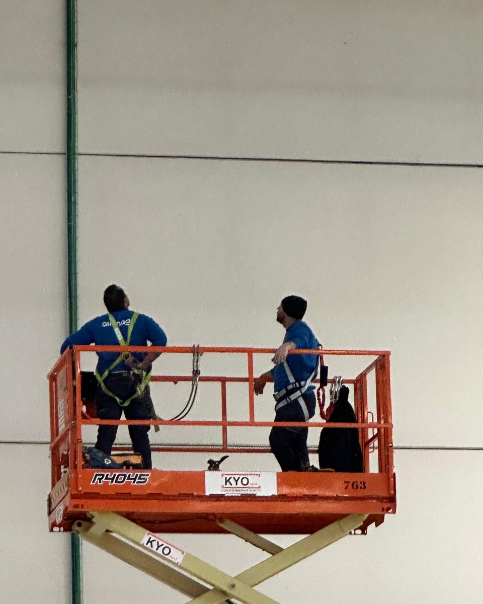 Instalar el frescor requiere llegar a lo más alto 🏗️

Nuestro equipo técnico domina el trabajo en cubiertas y la seguridad para garantizar un montaje perfecto ✅

Desliza para acompañar a nuestros técnicos en su jornada de altura 👉

#Climatización #Prevencion #Instaladores