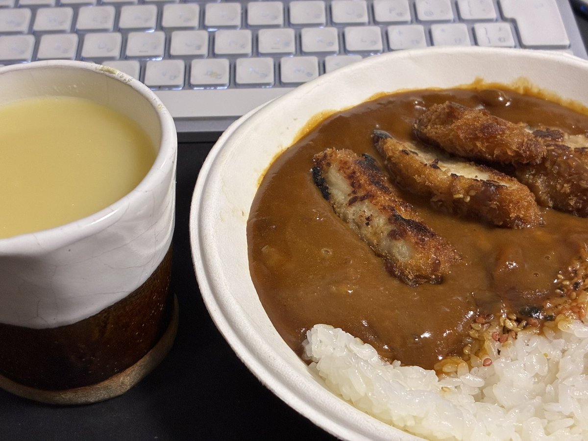 マンションに戻りました。今日の晩飯はカレー🍛とコーンスープ…😄