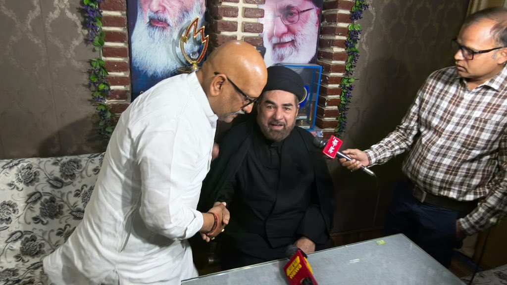 आज लखनऊ में प्रख्यात शिया धर्मगुरु मौलाना कल्बे जव्वाद साहब जी के आवास पर उनसे मुलाकात की। इस दौरान मध्य पूर्व ईरान में हुई हालिया शहादतों पर गहरी संवेदना व्यक्त की।

संवाद के दौरान देश एवं प्रदेश की सामाजिक स्थिति और 'गंगा-जमुनी तहजीब' को और मजबूत करने पर भी चर्चा हुई। मौलाना