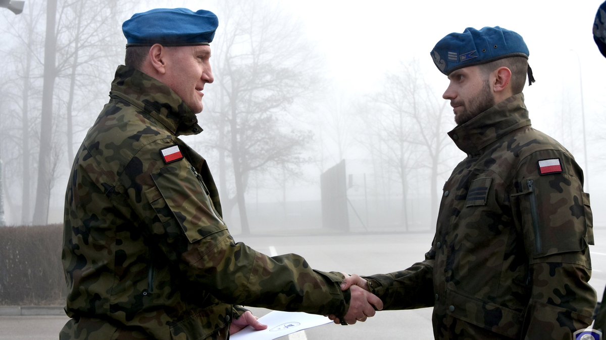 CPdMZ_Kielce's tweet photo. Dzisiejsze poranne rozprowadzenie w #CPdMZ miało wyjątkowy charakter — komendant uhonorował żołnierzy, wręczając Wojskowe Odznaki Strzeleckie oraz wyróżnienie.🫡
Gratulujemy i dziękujemy za codzienną służbę. https://t.co/rkfK1aXtnr