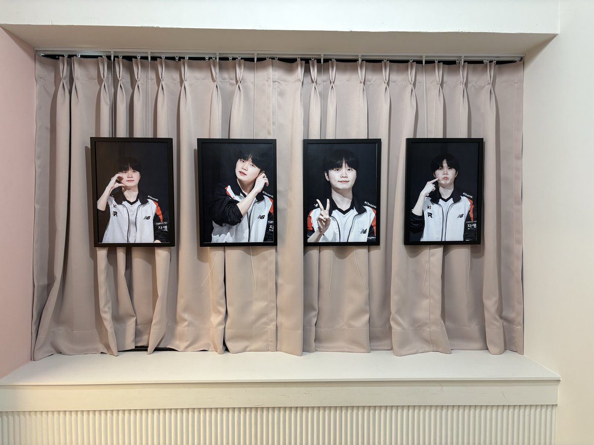 Ruial23607's tweet photo. 비디디 선수 생일 카페 다녀왔습니다!!
쿠키도 너무 귀엽고 카페 내부가 아기자기하게 꾸며져있었어요!!
네컷사진도 배경이 핑크로 따뜻한 분위기의 카페 였습니다. 
준비해주신 분들 감사합니다 !!
덕분에 재밌게 즐겼습니다!

#우리의빛_Bdd
#ToOurLight_Bdd https://t.co/kOgXTEZbsX
