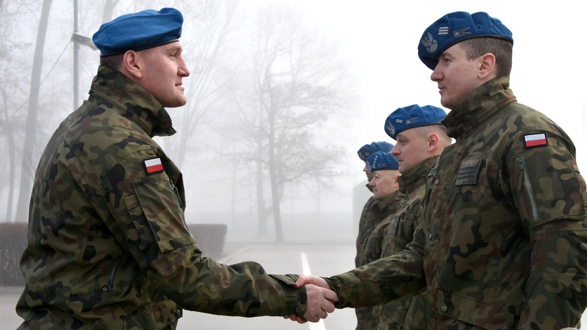 CPdMZ_Kielce's tweet photo. Dzisiejsze poranne rozprowadzenie w #CPdMZ miało wyjątkowy charakter — komendant uhonorował żołnierzy, wręczając Wojskowe Odznaki Strzeleckie oraz wyróżnienie.🫡
Gratulujemy i dziękujemy za codzienną służbę. https://t.co/rkfK1aXtnr