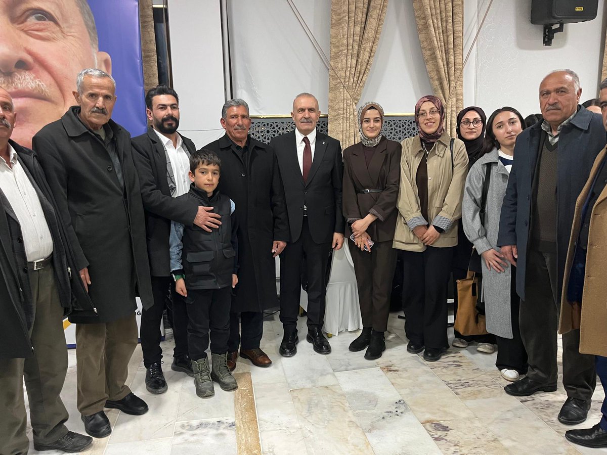 Burhan_Kayaturk's tweet photo. İftar vaktine yetişmeye çalışan kıymetli hemşehrilerimize trafikte iftarlık kumanyalarımızı ulaştırarak Ramazan’ın paylaşma ve dayanışma ruhunu sahada yaşadık. Bu anlamlı çalışmayı büyük bir özveriyle yürüten teşkilat mensuplarımızın her biriyle iftihar ediyor, yurdun dört bir yanında Ramazan ayının coşkusunu hizmetle taçlandıran ak kadrolarımızın gayret ve fedakârlıklarını takdirle karşılıyorum.

Akabinde İl Başkanlığımızın düzenlediği iftar programında aziz şehit yakınlarımız, kahraman gazilerimiz ve değerli vatandaşlarımızla aynı sofrayı paylaşmanın mutluluğunu yaşadık. Birlik ve kardeşliğimizi pekiştiren bu mübarek sofrada buluşmamıza vesile olan Ramazan ayının manevi iklimini hep birlikte idrak ettik.