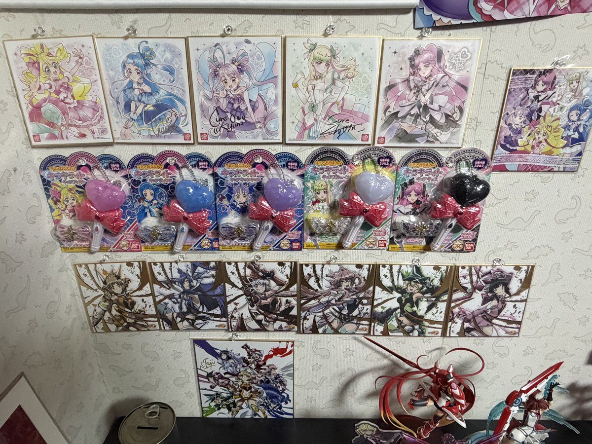 しかったシンフォギアの色紙届いたので早速 部屋に飾った🙂 そして