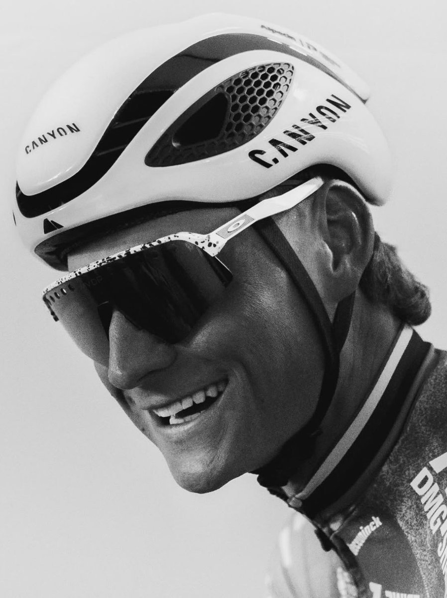 voshans's tweet photo. De lach van de dag…

(Foto Lars Crommelinck) 

#wielrennen #procycling 
#OmloopHetNieuwsblad #OnloopHNB 
#MathieuvanderPoel #MvdP #Omloop 
#fotografie #photography #sports
#blackandwhite #bnw #bnwphoto https://t.co/IiluyTdZkX