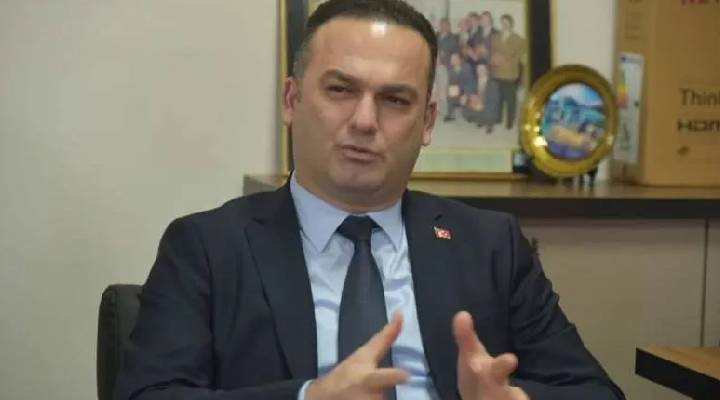 sonkaleizmir's tweet image. "Çocuğa cinsel taciz" iddiasıyla tutuklanan Hasbi Dede'nin hâkim karşısına çıkacağı tarih belli oldu

sonkaleizmir.com/haber/-Cocuga-… 

#hasbidede #mahkeme #duruşma #tarihi #belli #oldu