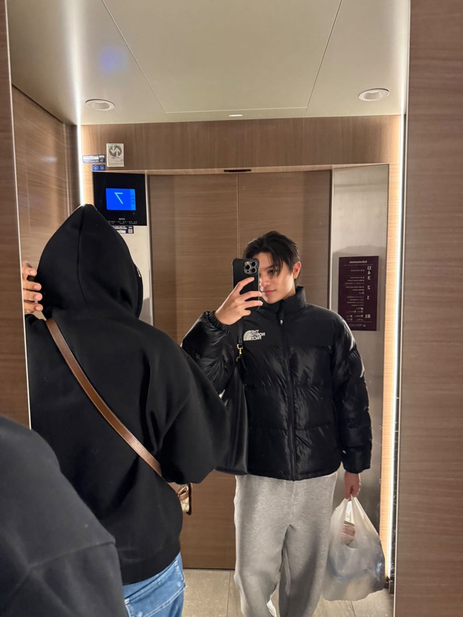 🦈: เสื้อสวยจังคับบ
🎸: โทษทีครับยืมแฟนมาใส่😏🐰