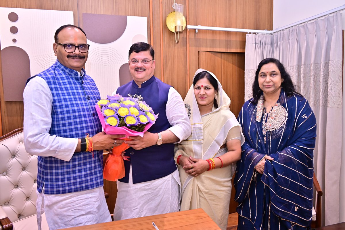 आज आवास पर मा० महापौर, श्रीअयोध्या धाम श्री गिरीश पति त्रिपाठी जी से सपत्नीक भेंट कर कुशलक्षेम जाना एवं सनातन धर्म के हर्ष, उमंग, सौहार्द और रंगों के महापर्व होली की हार्दिक बधाई एवं शुभकामनाएं दीं।