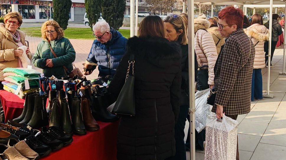 comerciofraga's tweet photo. ¡Ambientazo ayer en los Jardines Juan Carlos I! 🛍️🎉Muchísimas gracias a tod@s l@s que os acercasteis a disfrutar con nosotros de la 45 Edición del Mercado de Saldos y Oportunidades de la asociación #comerciofraga #mercadosaldosyoportunidades #comerciolocal #comerciodeproximidad https://t.co/MZmwvr46QV