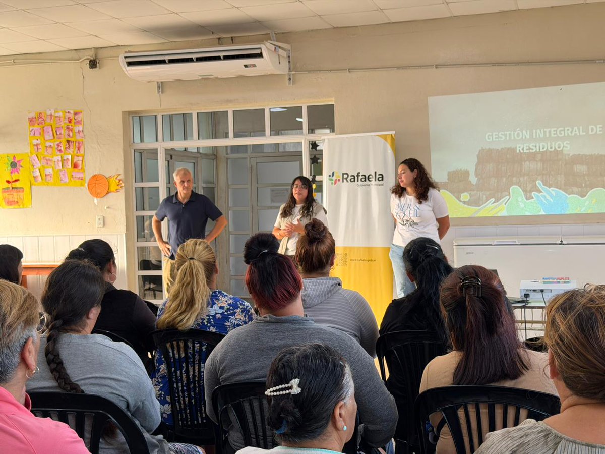idsrafaela's tweet photo. Capacitación a mujeres del Centro Integrador Comunitario que realizan tareas de limpieza en distintos barrios de la ciudad, para fortalecer la correcta gestión de residuos. Hablamos del rol fundamental que cumplen en el cuidado del espacio público y en el vínculo con los vecinos. https://t.co/Xh3LG75Z3n