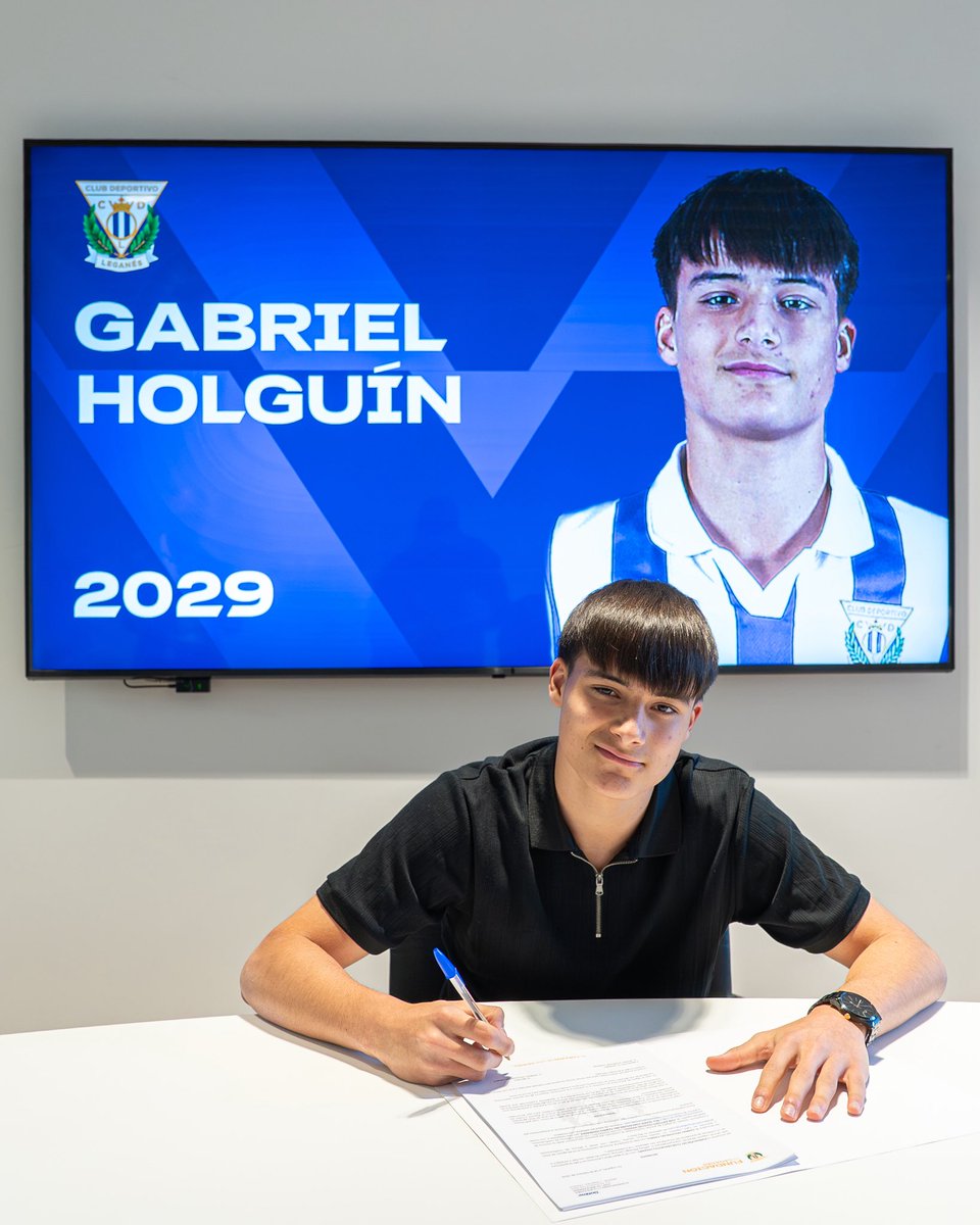 ✍️⚪️🔵 El canterano Gabriel Holguín firma su primer contrato profesional con el C.D. Leganés.

#CanteraPepinera ▽